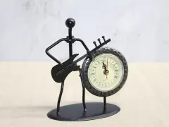 Metal Saatli Gitar Çalan Müzisyen