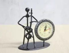 Metal Saatli Keman Çalan Müzisyen