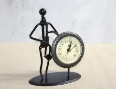 Metal Saatli Saksafon Çalan Müzisyen