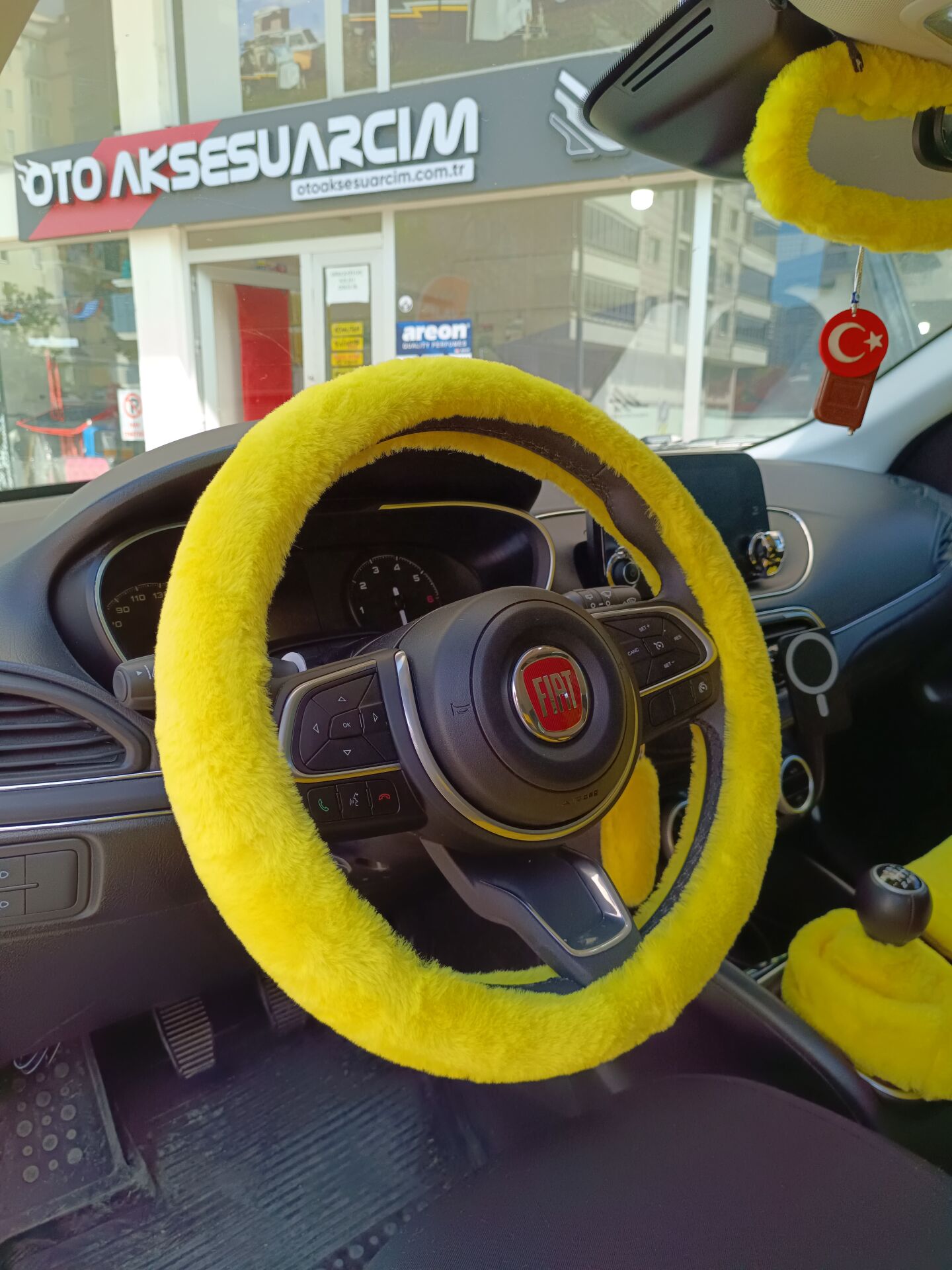 Yumuşak Tüylü Peluş Direksiyon Kılıfı Sarı