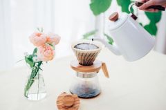 Hario V60 02 Kahve Servis Sürahisi Olive Wood (600 ml)