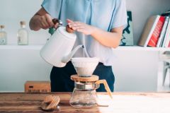 Hario V60 02 Kahve Servis Sürahisi Olive Wood (600 ml)