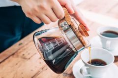 Hario V60 02 Kahve Servis Sürahisi Olive Wood (600 ml)