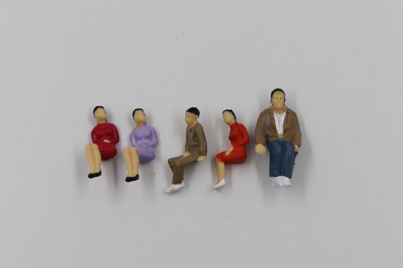 Maket Boyalı Oturan İnsan - 1/50