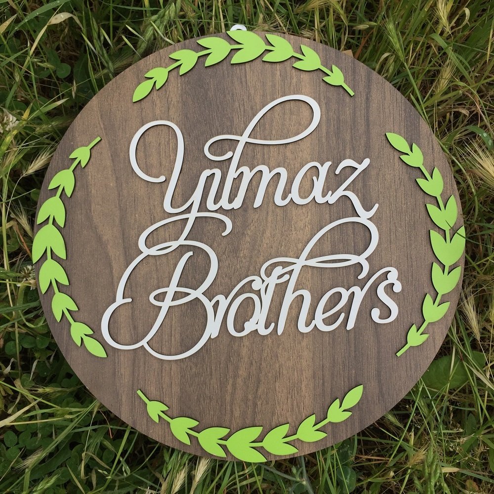 Çelenk Konseptli Kişiye Özel İsimli Ahşap Pano