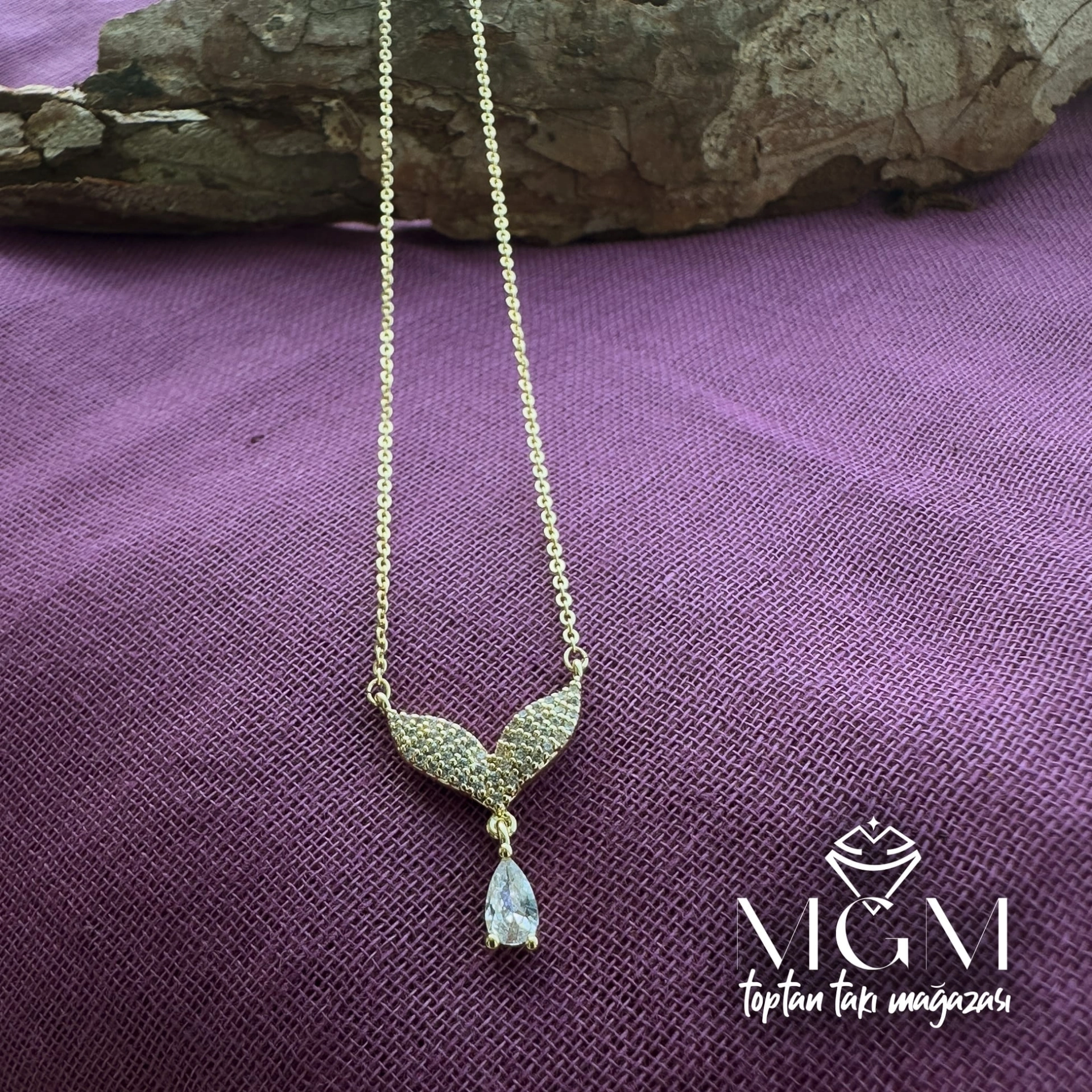 Zirkon Su Damlası Taşlı Kanat Kolye