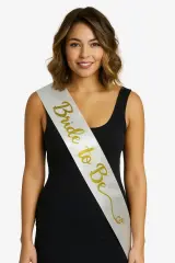 Beyaz Saten Üzerine İtalik Altın Bride To Be Kuşağı